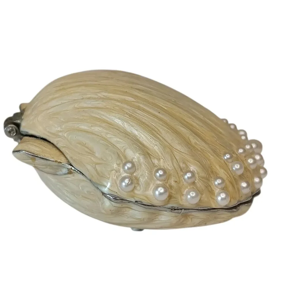 Unbranded clam shell